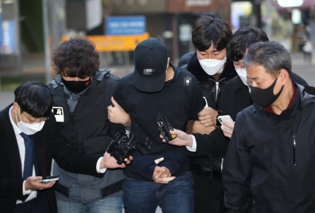 데이트 폭력 피해로 경찰의 신변 보호를 받던 여성 A씨를 살해하고 도주한 30대 남성 B씨가 20일 오후 서울 중부경찰서로 들어서고 있다. 연합뉴스