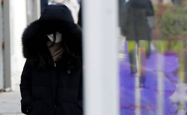 절기상 소설인 22일 오후 서울 서초구 도심에서 추워진 날씨에 털이 달린 두꺼운 옷을 입은 시민이 발걸음을 재촉하고 있다. 뉴시스