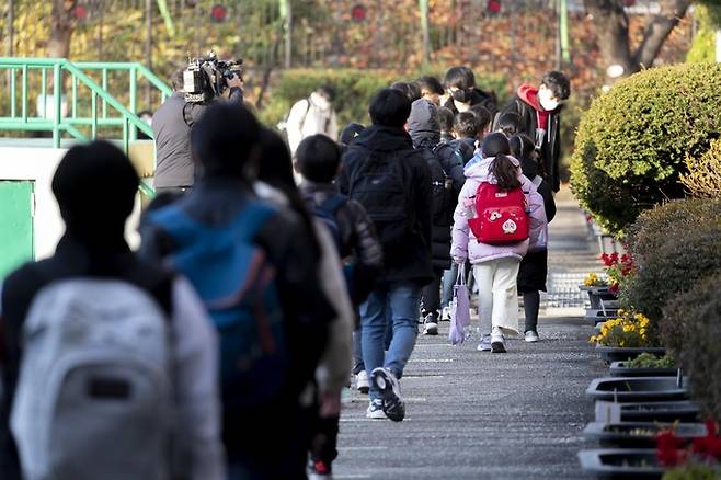 22일 오전 서울 도봉구 창원초등학교에서 학생들이 등교 하고 있다. 뉴시스