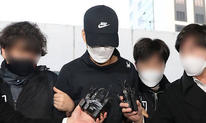 헤어진 여자친구를 찾아가 살해한 혐의를 받고 있는 '데이트폭력 살인사건 용의자' A씨가 도주 하루만인 20일 대구에서 체포돼 서울 중구 서울중부경찰서로 이송되고 있다. 뉴스1