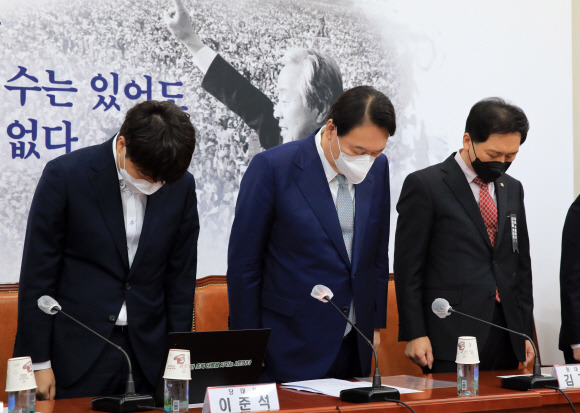 윤석열 대선 후보와 이준석 대표, 김기현 원내대표를 비롯한 국민의힘 지도부가 22일 서울 여의도 국회에서 열린 국민의힘 최고위원회의에 앞서 김영삼 전 대통령 서거 6주기를 맞아 추모묵념을 하고 있다. 2021. 11. 22 김명국 선임기자 daunso@seoul.co.kr