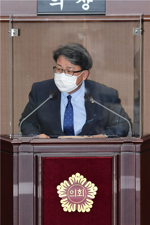 홍성룡 서울시의원이 지난 17일 열린 제303회 정례회에서 시정질문을 하고 있다.