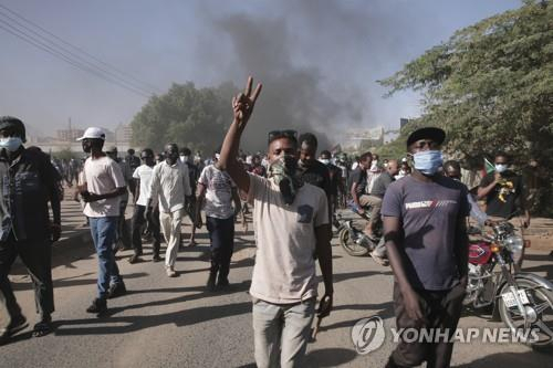 쿠데타를 일으킨 군부와 압달라 함독 총리 간의 합의에도 반 쿠데타 시위를 이어가는 수단 하르툼 시민들./연합뉴스