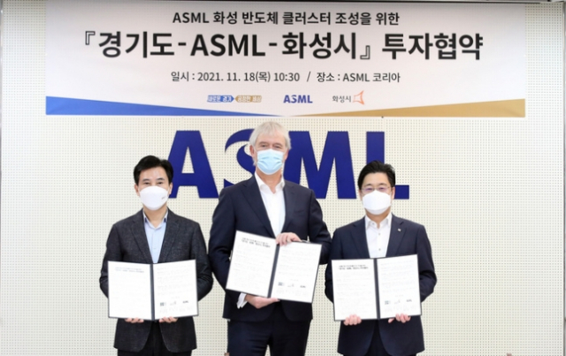 지난 18일 오전 ASML 코리아에서 열린 경기도-화성시-ASML 투자협약식에서 서철모(왼쪽부터) 화성시장, 피터 베닝크 ASML CEO, 오병권 경기도지사 권한대행이 협약서에 서명을 하고 기념촬영을 하고 있다. ASML은 경기 동탄에 2,400억원을 투자해 재제조센터와 트레이닝센터를 구축한다. /사진제공=경기도