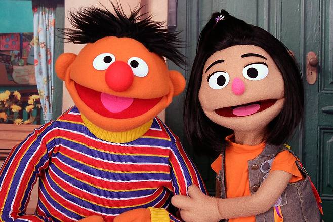 미국의 인기 어린이 프로그램 '세서미 스트리트'(Sesame Street)의 캐릭터 '어니'(Ernie·왼쪽)와 새 캐릭터 '지영'의 모습. 지영은 1969년부터 방영된 이 프로그램 사상 최초의 아시아계이자 한국계 미국인 캐릭터다.ⓒAP Photo
