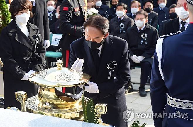 분향하는 김현철 (서울=연합뉴스) 김현철 김영삼민주센터 상임이사가 22일 오후 서울 동작구 국립서울현충원 내 김영삼 전 대통령 묘역에서 열린 6주기 추모식에서 분향하고 있다. 2021.11.22 [국회사진기자단] uwg806@yna.co.kr