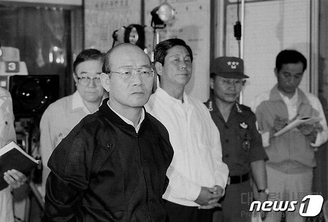 제11·12대 대통령을 지난 전두환 전 대통령이 23일 사망했다. 향년 90세. 전두환 전 대통령이 1987년 중앙재해대책본부를 시찰하는 모습. (대통령기록관 홈페이지 캡처) 2021.11.23/뉴스1