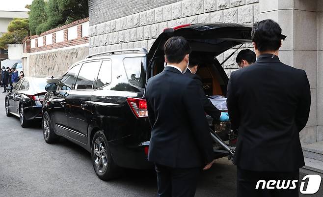 전두환 전 대통령이 별세한 23일 오후 서울 서대문구 연희동 자택에서 고인이 운구차로 향하고 있다. 2021.11.23/뉴스1 © News1 이재명 기자
