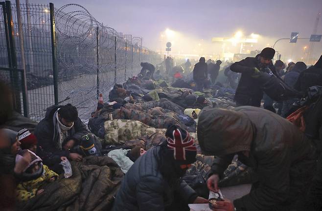 수천 명의 중동 출신 난민이 15일(현지 시각) 벨라루스-폴란드 사이의 브루즈기-쿠즈니차 국경검문소 주변에 진을 치고 있다. /AP 연합뉴스