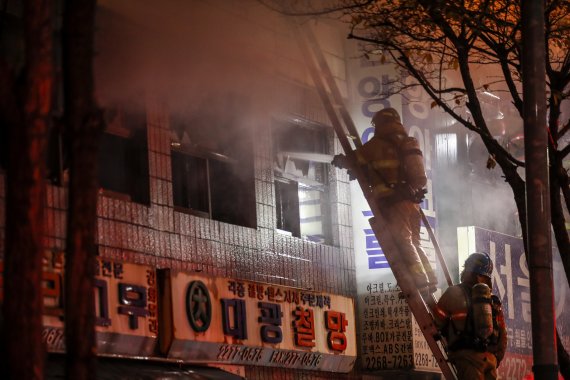 오늘 23일 오후 서울 중구 을지로3가 양미옥에서 화재가 발생해 소방대원들이 진화작업을 하고 있다. /사진=뉴시스