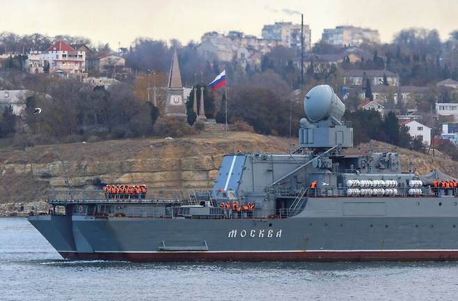 흑해에 진입한 북대서양조약기구(나토) 전함 추적 임무에 투입됐던 러시아 함정이 16일 흑해함대의 모항인 크림반도 세바스토폴항으로 귀항하고 있다. 세바스토폴/로이터 연합뉴스