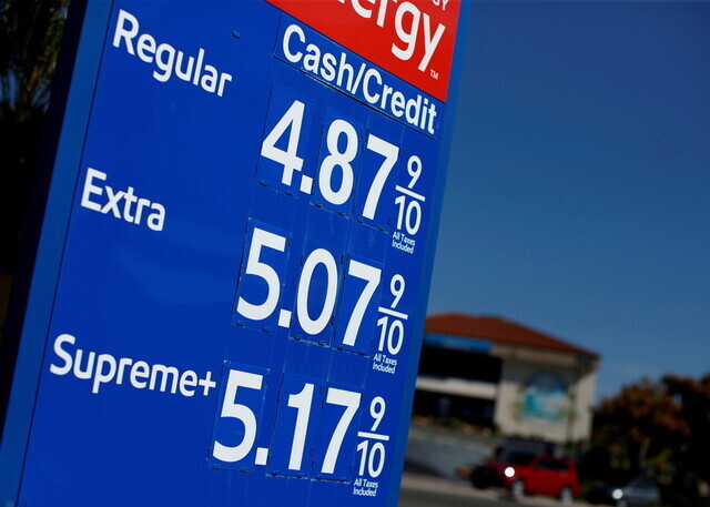 지난 9일 미국 캘리포니아주 샌디에이고의 한 주유소에 기름값이 갤런당 4.87달러 이상이라고 안내하는 가격표가 세워져 있다. 샌디에이고/로이터 연합뉴스