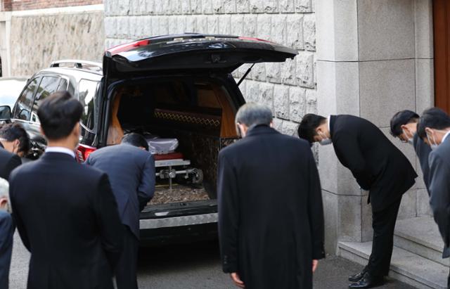 전두환 전 대통령이 사망한 23일 오후 서울 서대문구 자택에서 전 전 대통령의 시신이 운구되고 있다. 뉴시스