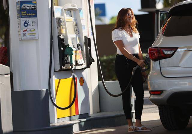 한 여성 운전자가 22일 미국 플로리다주 마이애미의 한 주유소에서 주유를 하고 있다. 마이애미=AFP 연합뉴스