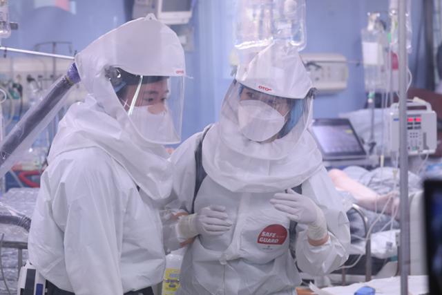 23일 코로나19 거점전담병원인 평택 박애병원의 중환자실에서 의료진이 진료를 하고 있다. 연합뉴스