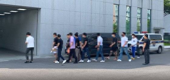 경찰에 연행되는 경기지역 폭력 조직원들. 경기남부경찰청