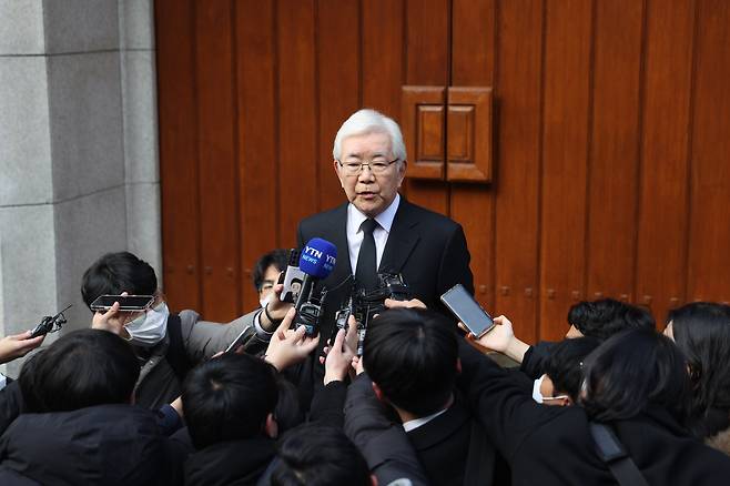 전두환 씨의 최측근인 민정기 전 청와대 공보담당비서관이 전 씨 사망을 공식 발표했다. _2021년 11월 23일