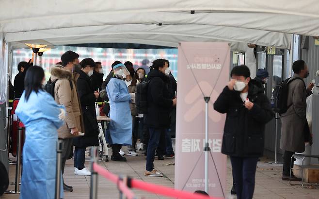23일 오전 서울시청 앞 서울광장 코로나19 선별진료소를 찾은 시민들이 검사 순서를 기다리고 있다. 연합뉴스