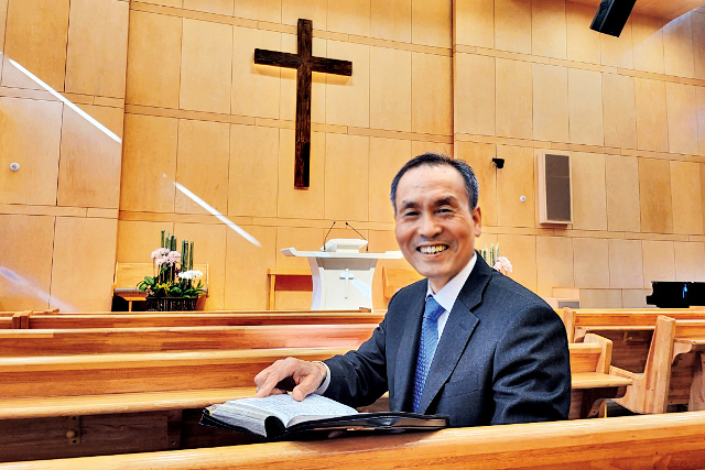 황명환 수서교회 목사가 지난 18일 서울 강남구 교회 본당에서 강해설교에 대해 설명하며 환하게 웃고 있다.