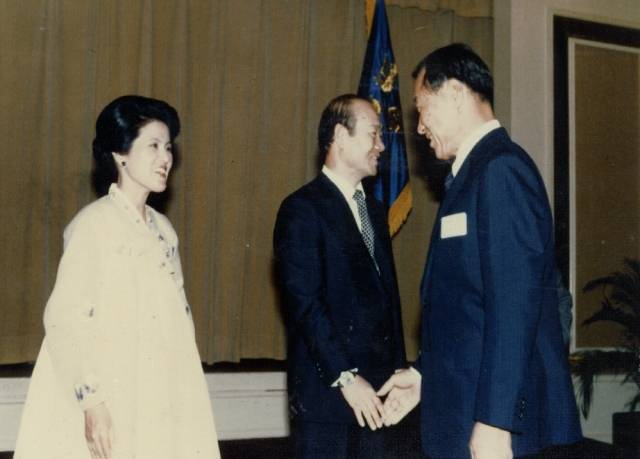 전두환 전 대통령이 1981년 6월 동남아 순방 당시 인도네시아 자카르타 교민 리셉션을 개최했다. 당시 전경련 회장이던 정주영 회장이 전 전 대통령과 인사를 하고 있다. 전경련 제공
