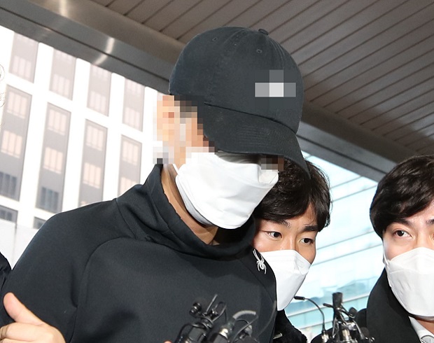 자신의 전 여자친구를 스토킹하다 살해하고 도주한 김씨가 지난 20일 오후 경찰에 붙잡힌 채로 서울 중부경찰서에  들어서고 있다. 연합뉴스