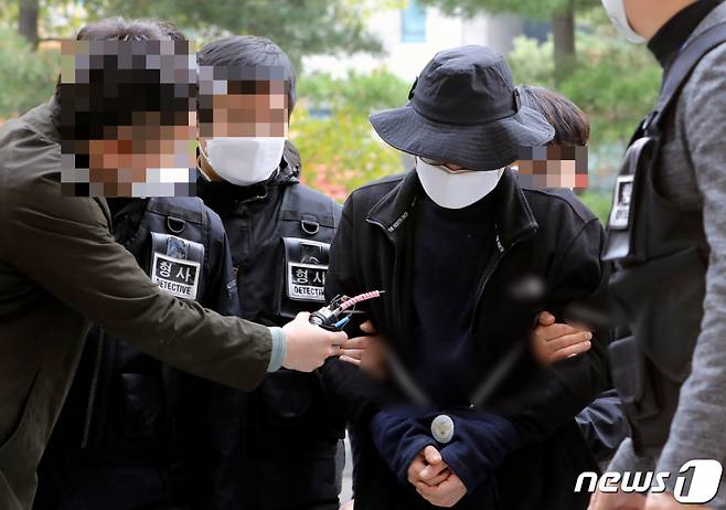 층간소음으로 흉기를 휘둘러 일가족 3명을 다치게 한 A씨(40대)가 구속 전 피의자 심문(영장실질심사)를 받기 위해 지난 17일 오후 인천지방법원에 출석하고 있다. /사진=뉴스1