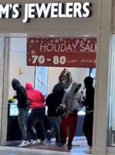 미국 샌프란시스코에 위치한 상점들에 사흘째 10대 도둑 일당이 들이닥쳤다. /사진= 트위터 영상 갈무리.