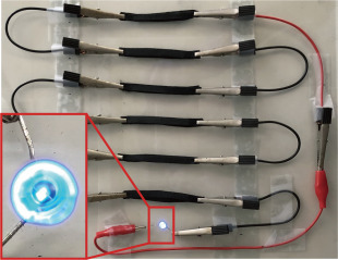 맥신을 활용한 물흐름 기반 에너지 생산 장치를 활용한 LED 구동 시연 모습.[KAIST 제공]