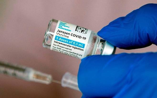 유럽연합(EU) 산하 보건당국이 얀센 코로나19 백신 부스터 샷을 검토하고 있다. 연합뉴스