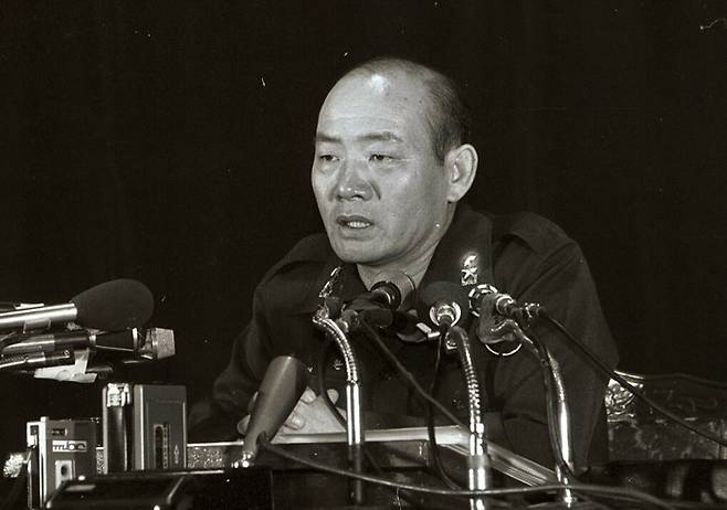 제11·12대 대통령을 지낸 전두환 전 대통령이 23일 별세했다. 사진은 1979년 11월 6일 전두환 당시 계엄사 합동 수사 본부장이 박정희 전 대통령 사망사건 관련 발표를 하고 있는 모습.&nbsp; &nbsp; 연합뉴스