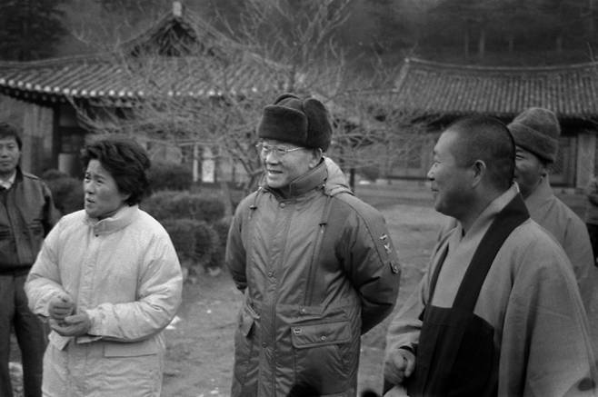 제11·12대 대통령을 지낸 전두환 전 대통령이 23일 별세했다. 사진은 1988년 11월 23일 백담사에서 전두환 전 대통령 내외가 경내를 둘러보며 스님의 설명을 듣고 있는 모습.&nbsp; &nbsp; 연합뉴스