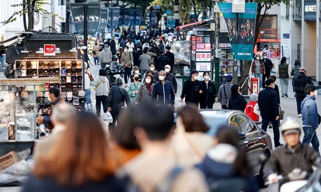 서울 명동을 찾은 시민들이 거리를 걷고 있는 모습. 연합뉴스