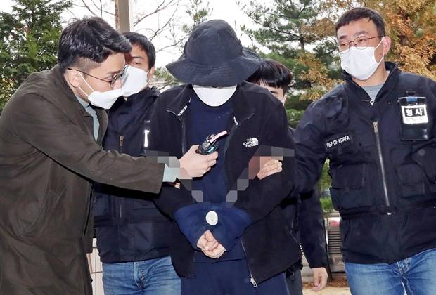 층간소음 갈등 끝에 이웃 일가족 3명을 흉기로 다치게 한 혐의를 받는 40대 A씨가 구속 전 피의자 심문(영장실질심사)을 받기 위해 17일 오후 인천시 미추홀구 인천지방법원에 들어서고 있다./연합뉴스