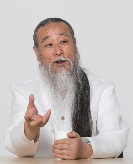 지난 국민의힘 대선 후보 경선에서 큰 화제가 된 천공스승이 11월 10일 서울 서대문구 동아일보 충정로사옥에서 ‘신동아’와 인터뷰하고 있다. [박해윤 기자]