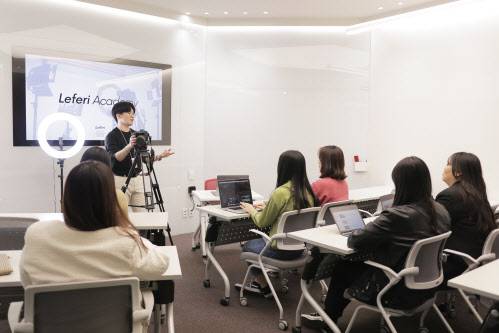 레페리 뷰티 크리에이터 랩에서 콘텐츠 강의를 진행하고 있다(사진=레페리)