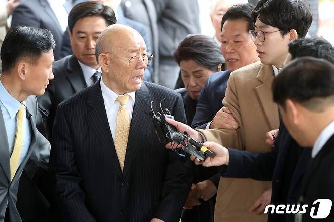 전두환씨가 5·18 민주화운동 관련 피고인으로  지난 2019년 3월 11일 광주지방법원에 들어서고 있다. 2019.3.11/뉴스1 © News1 황희규 기자