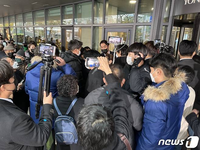 24일 오후 전두환씨 빈소가 마련된 신촌세브란스병원 장례식장 앞이 아수라장이 됐다.© 뉴스1 노선웅 기자