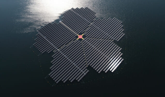 합천군의 상징인 매화를 형상화한 합천댐 수상태양광 블록 전경