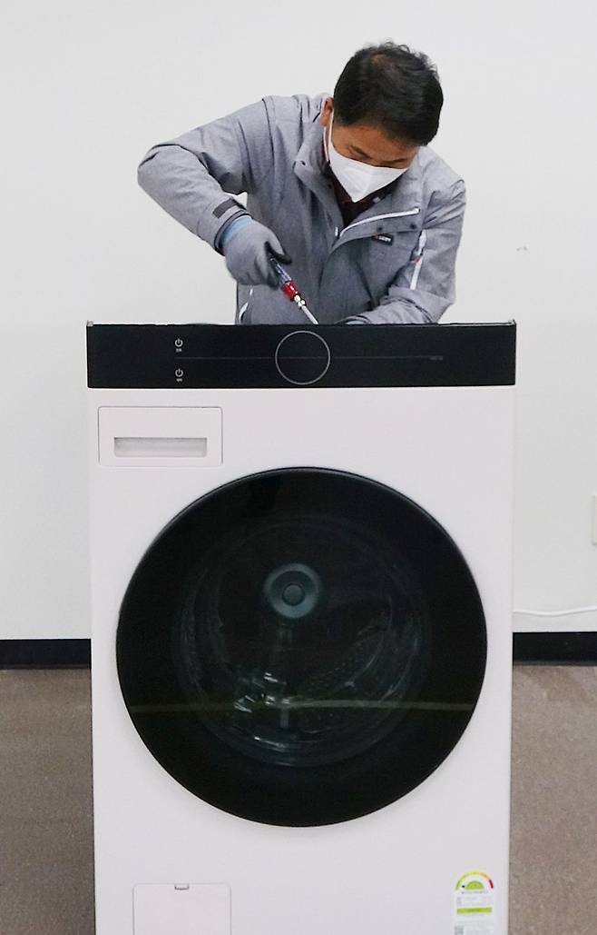 LG전자 서비스 엔지니어가 한국서비스 기술올림픽에서 세탁기를 수리하는 모습. /LG전자 제공