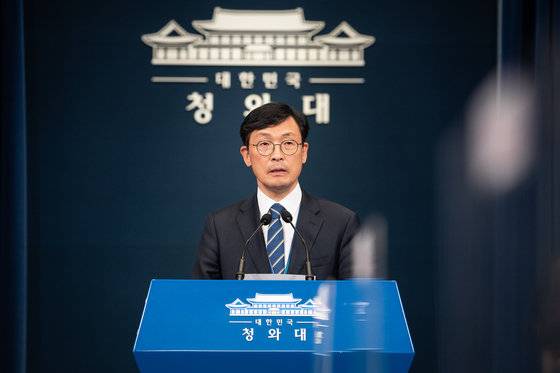 이호승 신임 청와대 정책실장이 지난 3월29일 청와대 브리핑룸에서 열린 대통령비서실 정무직 인사발표에서 임명소감을 밝히고 있다. 2021.3.29/뉴스1 © News1
