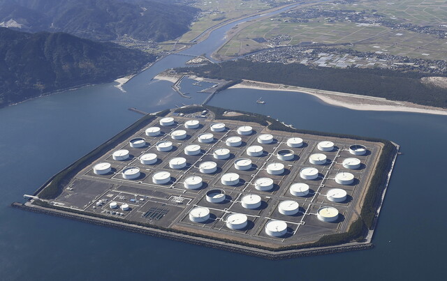 미국과 한국 등 6개국이 국제유가 안정을 위해 전략 비축분 원유 공동 방출을 결정했다. 사진은 일본 가고시마현 해상에 자리한 일본 전략 비축분 원유 저장시설. 시부시/로이터 연합뉴스