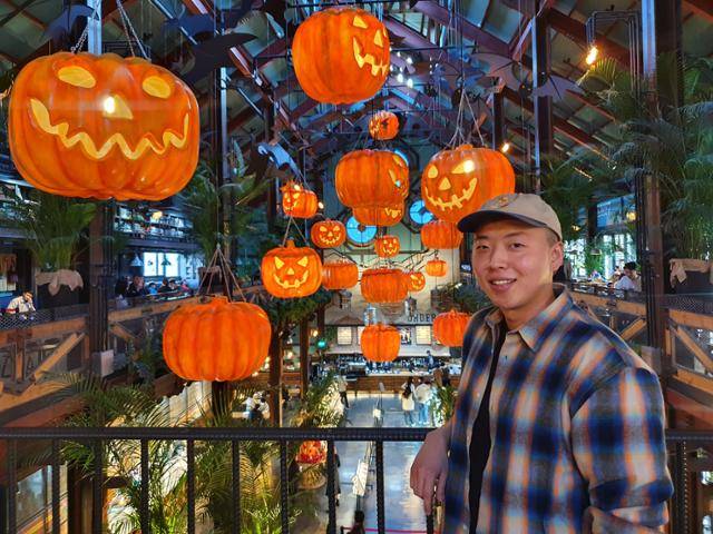 CIC F&B의 김왕일(29) 대표가 15일 경기 파주에 위치한 '더티 트렁크' 2층 난간 앞에서 포즈를 취하고 있다. 이정원 기자