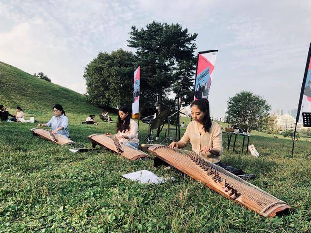 2019년 9월 서울 방이동 올림픽공원에서 열린 '청춘마이크'에서 청년예술가로 활동하는 국악연주가 헤이스트링팀이 가야금 연주를 하고 있다. 지역문화진흥원 제공