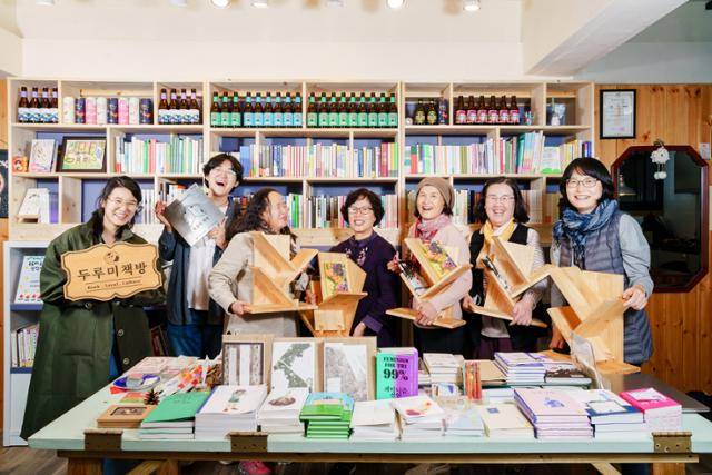 지난해 11월 충남 금산군 금빛시장에 자리한 '동네책방 문화사랑방'인 두루미책방에서 지역 공방(나무스 공방)과 지역주민들이 함께 '나만의 책 큐레이션'을 위한 책장을 만들고 있다. '동네책방 문화사랑방'은 '문화가 있는 날' 행사로, 주민주체형 문화활동이다. 지역문화진흥원 제공