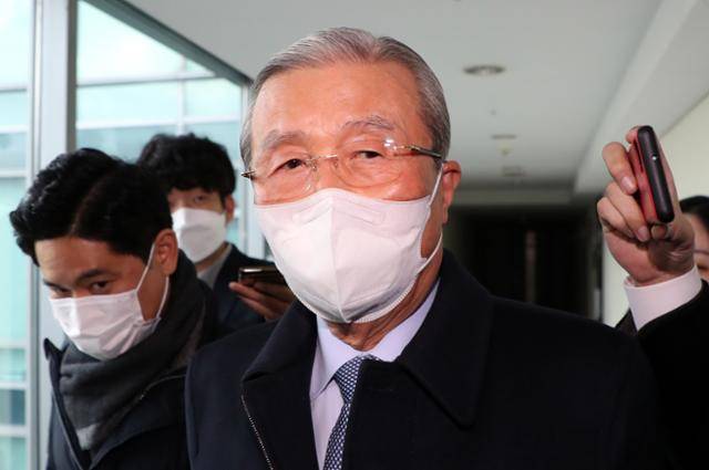 김종인 전 국민의힘 비상대책위원장이 23일 오후 서울 종로구 사무실로 들어가며 취재진의 질문에 답변하고 있다. 뉴스1