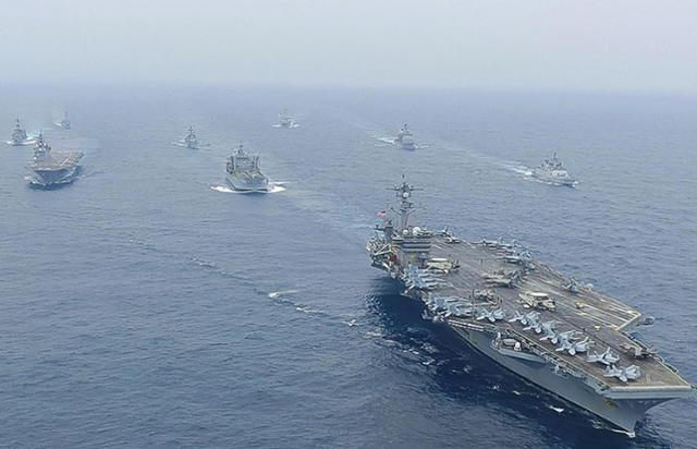 지난 10월 12일 '쿼드(Quad)' 4개국인 미국 일본 호주 인도의 해군이 인도양 벵골만에서 '말라바르(Malabar)' 2차 합동해상훈련을 진행하고 있다. 벵골만=AFP 연합뉴스(인도 해군 제공)