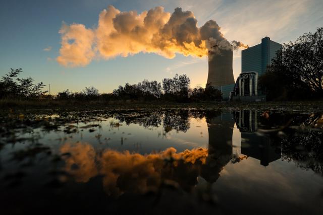 이달 2일 독일 노르트라인 베스트팔렌주의 다텔른 석탄화력발전 4호기에서 연기가 뿜어져 나오고 있다. 다텔른=EPA 연합뉴스