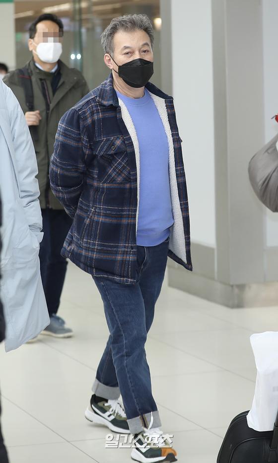 Actor Kim Kap-soo is coming in after filming the KBS entertainment program The Last Godfather on Jeju Island through Gimpo Airport on the afternoon of the 24th.