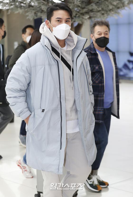 Singer Jang Min-Ho and actor Kim Kap-soo are coming in after filming the KBS entertainment program The Last Godfather on Jeju Island through Gimpo Airport on the afternoon of the 24th.
