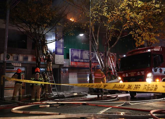 23일 오후 서울 중구 을지로3가역 인근 한 식당에서 화재가 발생해 소방대원들이 진화작업을 하고 있다. [연합뉴스]